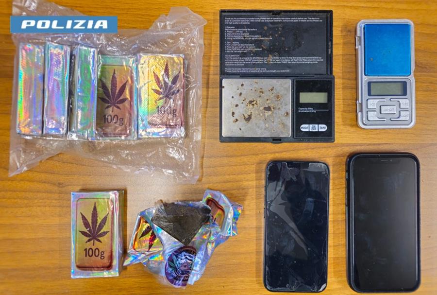 Reggio Emilia: fermato con oltre mezzo chilo di hascisc, denunciato un 18enne