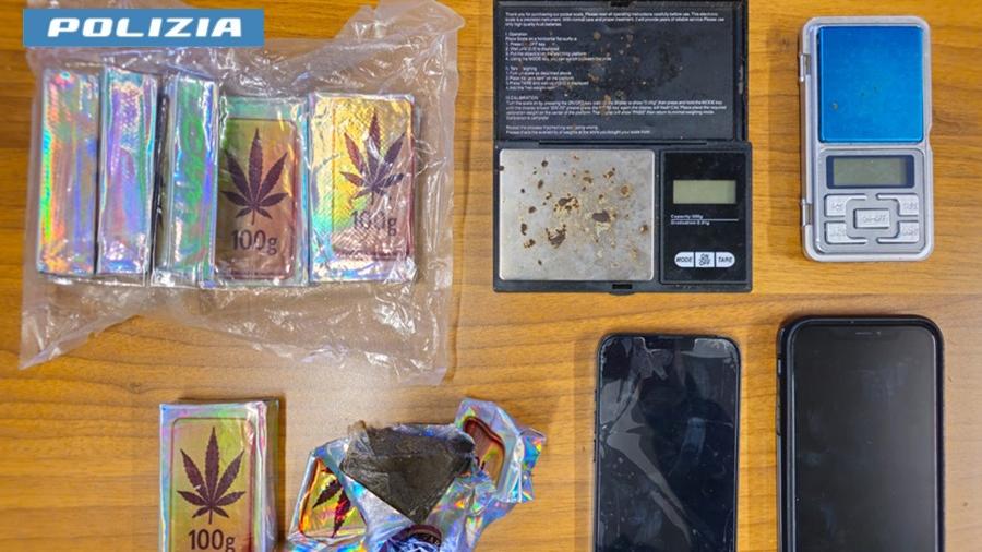 Reggio Emilia: fermato con oltre mezzo chilo di hascisc, denunciato un 18enne