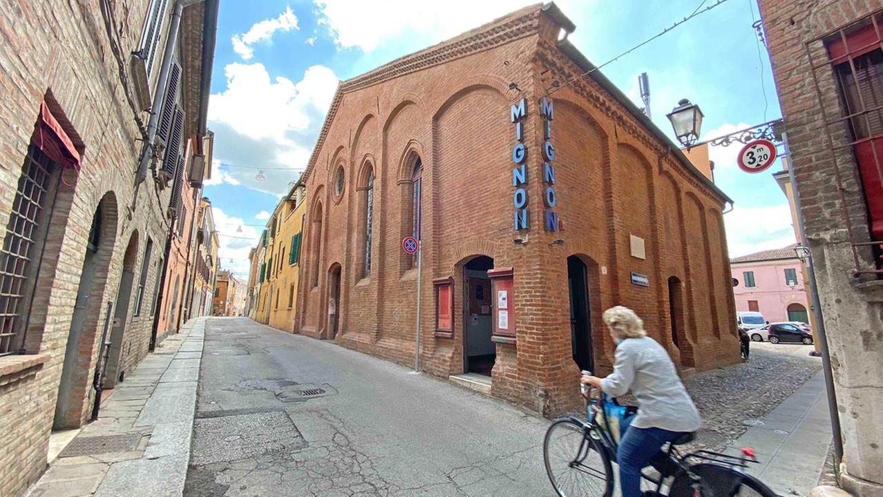 Da chiesa a cinema a luci rosse, il Mignon di Ferrara in vendita a 650mila euro
