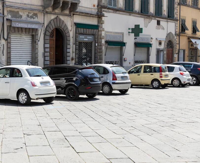 Pescia, pietre storiche in piazza Mazzini. Il sindaco: «Ne saranno sostituite 40»