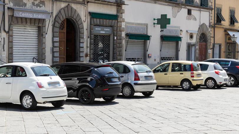 Pescia, pietre storiche in piazza Mazzini. Il sindaco: «Ne saranno sostituite 40»