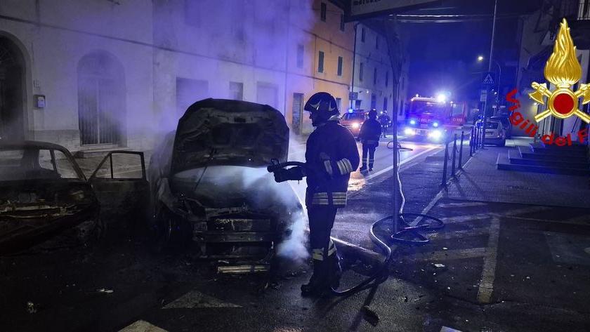 Ghivizzano, incidente nella notte: due auto distrutte dalle fiamme