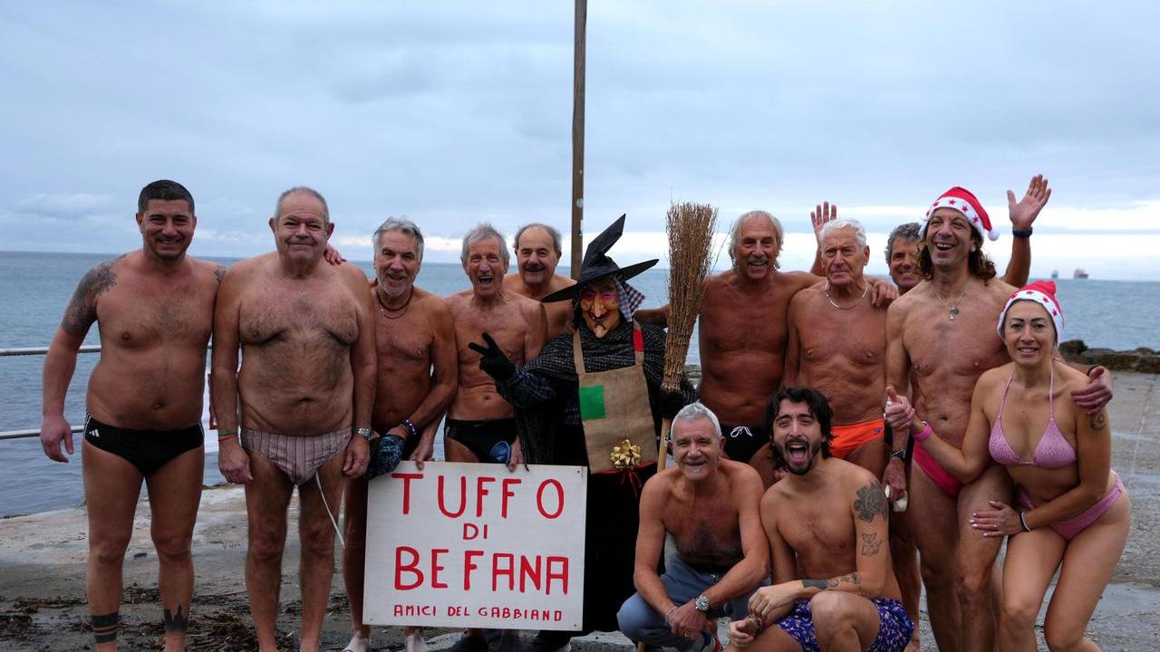 Livorno, i magnifici 15 del tuffo di befana – Video