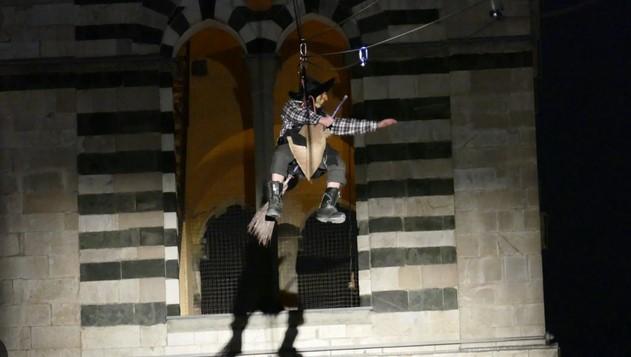 Prato, annullata la discesa della Befana dei pompieri dal campanile del Duomo