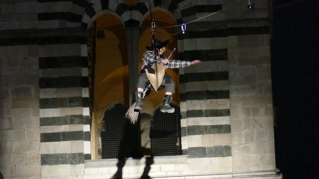 Prato, annullata la discesa della Befana dei pompieri dal campanile del Duomo