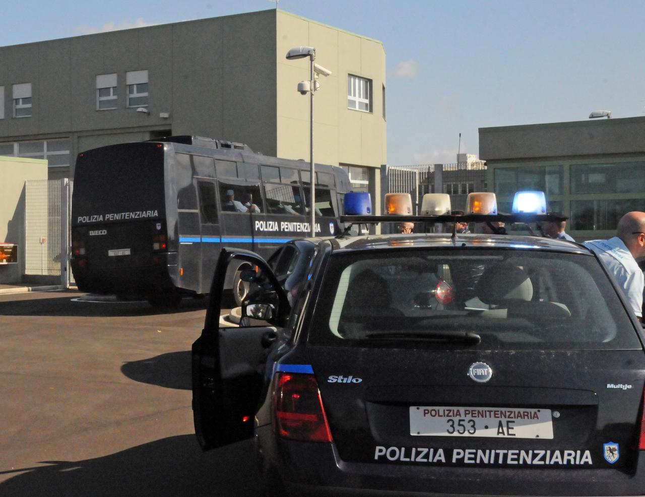 Disordini in carcere dopo il trasferimento di ottanta detenuti. Appiccato anche un incendio