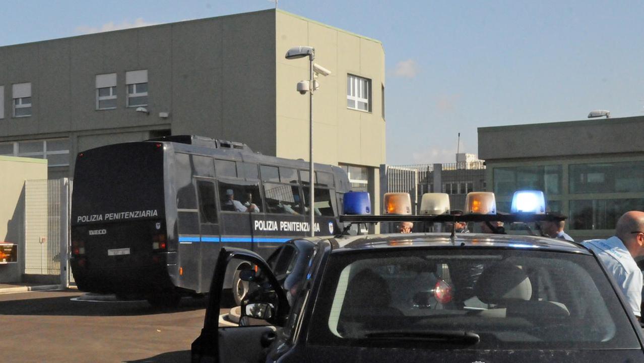 Disordini in carcere dopo il trasferimento di ottanta detenuti. Appiccato anche un incendio