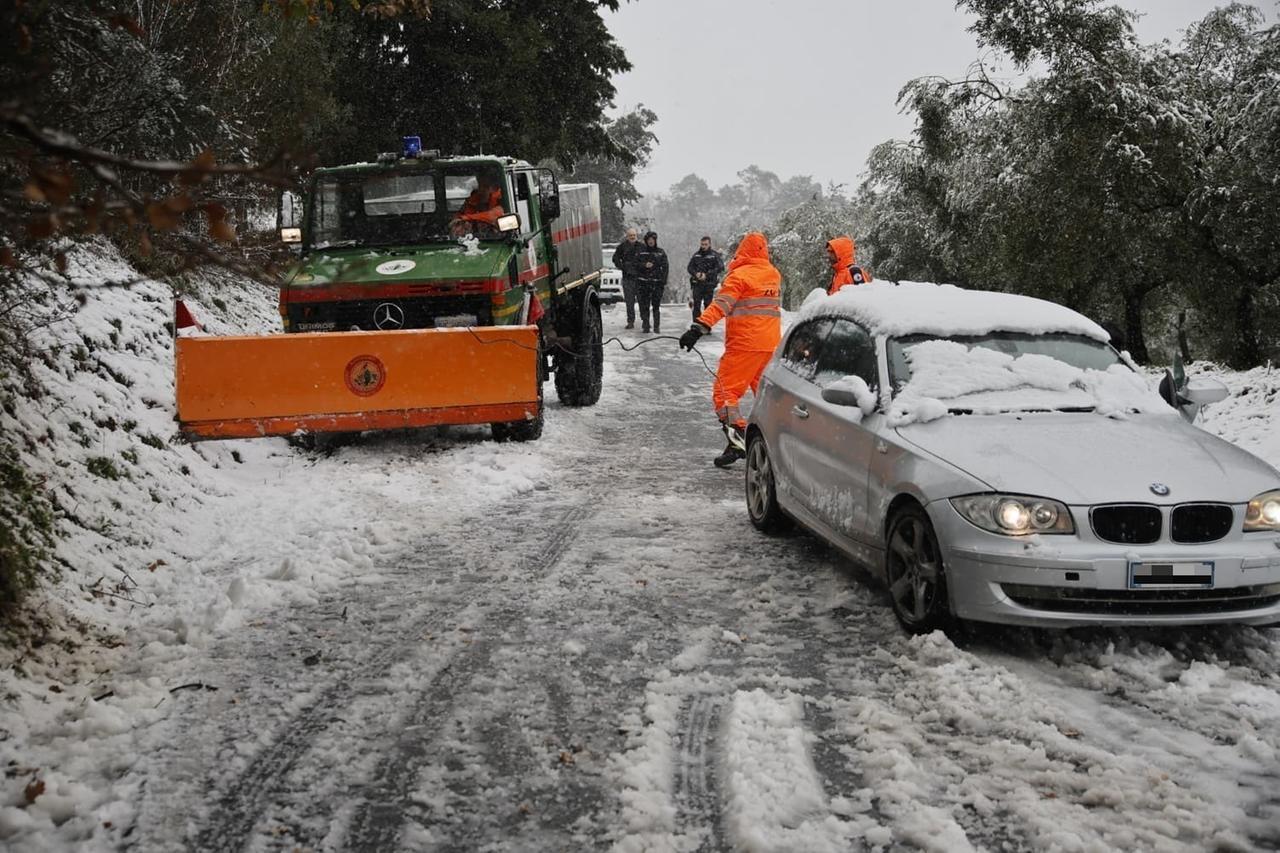 
	Un'auto bloccata sulla strada che da Figline porta a Schignano (foto Giovanni Tarducci)

