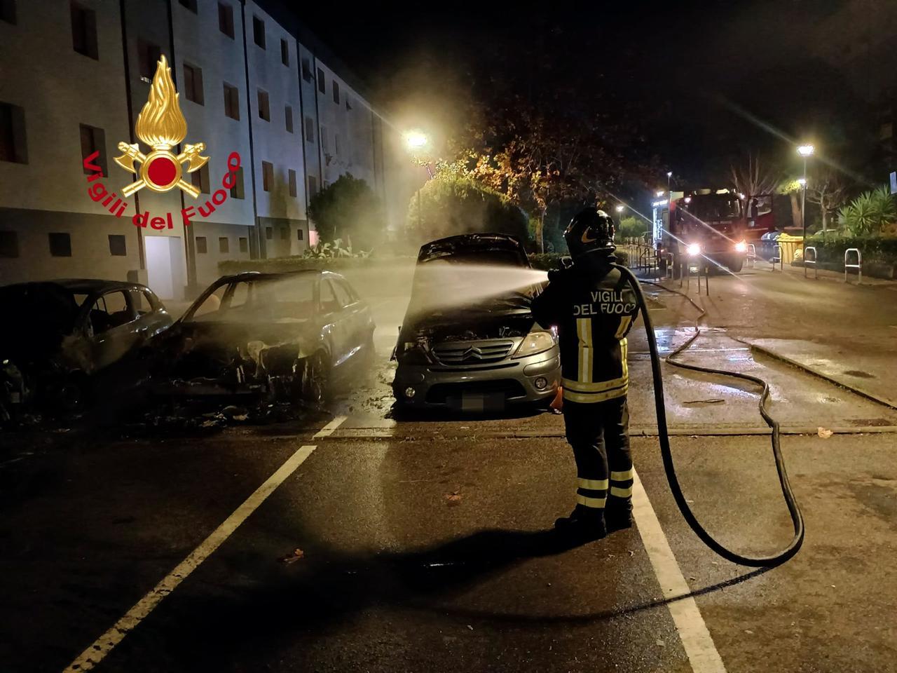 
	Auto incendiate (foto d'archivio)

