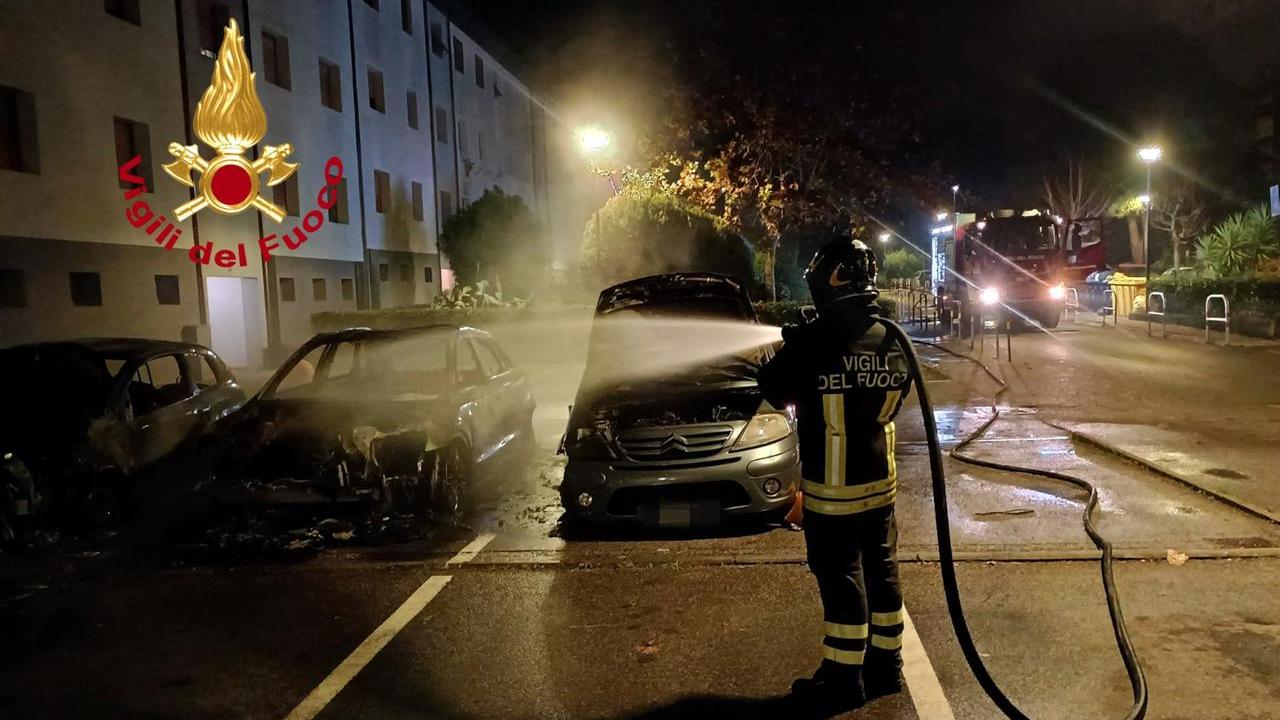 Auto incendiate (foto d'archivio)