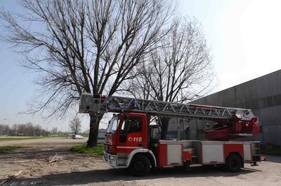 Vigili del fuoco Reggio Emilia, l'allarme della Cisl: «Mancano 20 pompieri al comando e l’autoscala conta 250mila chilometri»