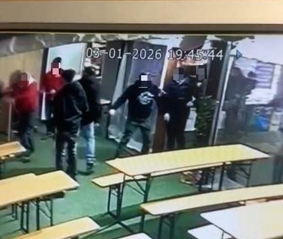 Aggressione alla pista di ghiaccio, il gestore: «Ho una costola e un dito rotti, assurdo che un genitore si comporti così»