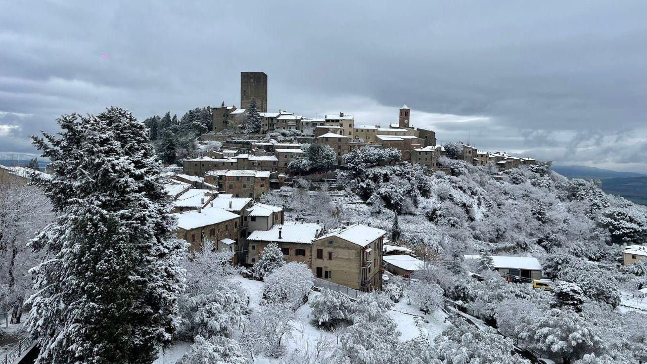 Montecatini Val di Cecina dopo la nevicata del 6 gennaio