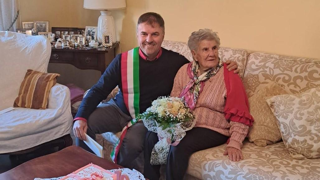 
	Peppina Achenza con il sindaco Mutzu nel giorno del suo 104esimo compleanno

