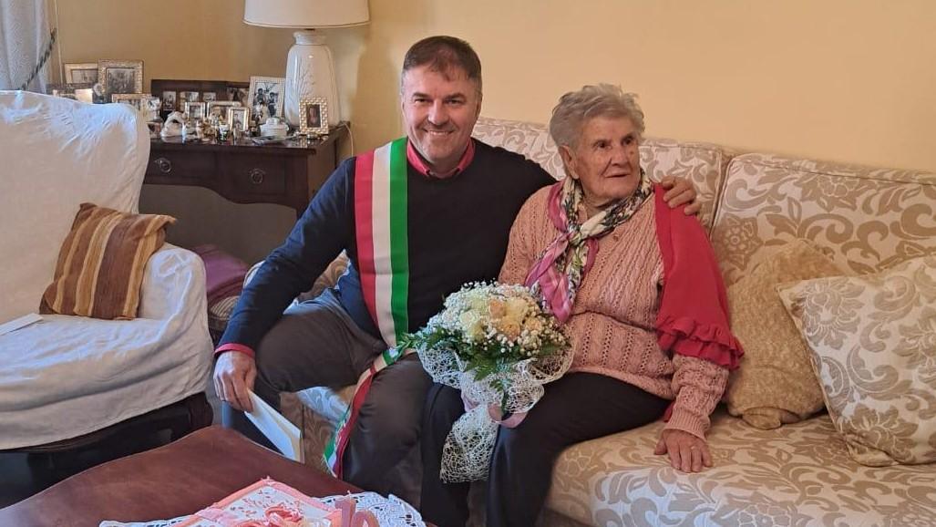 Peppina Achenza con il sindaco Mutzu nel giorno del suo 104esimo compleanno
