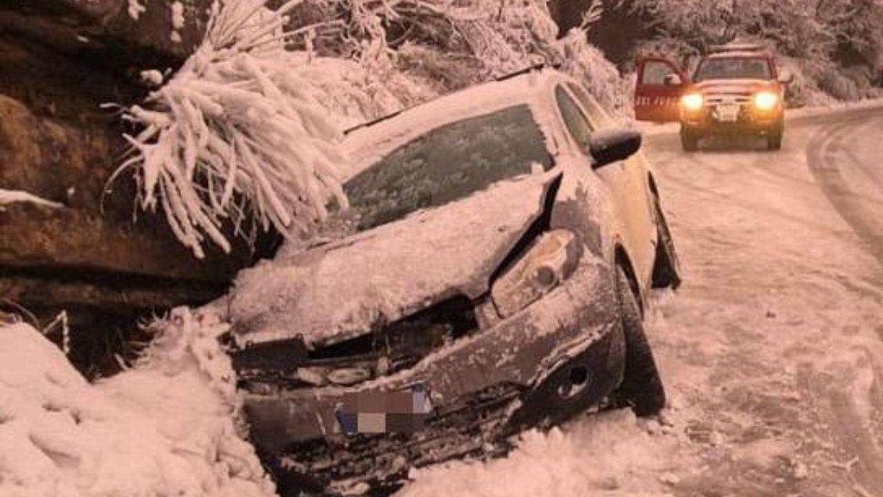 Neve in Toscana, 50 persone bloccate al ristorante dalla bufera: auto fuori strada e disagi – Arrivano i vigili del fuoco