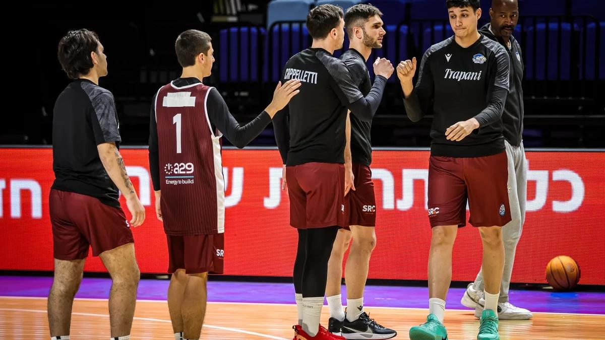 L'ingresso in campo dei cinque giocatori di Trapani