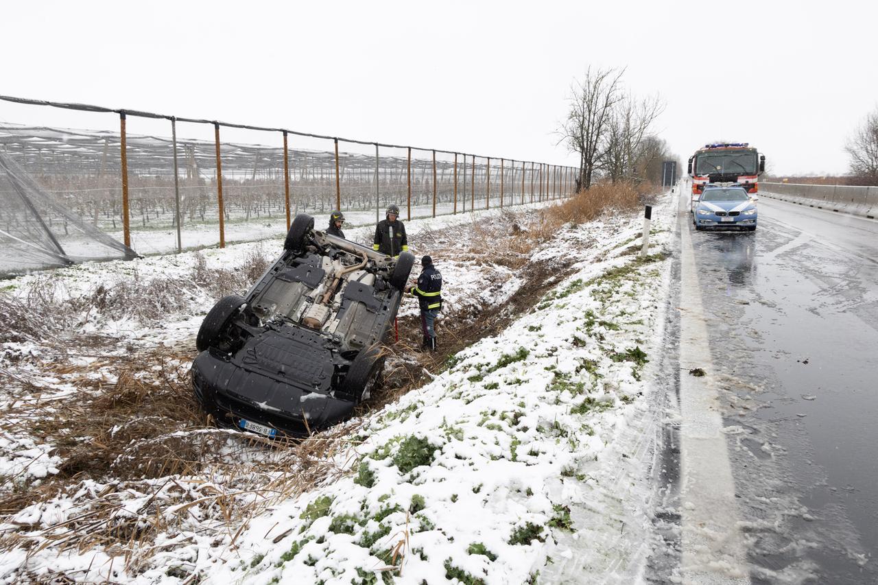 Perde il controllo dell’auto sulla Super Ferrara-mare e si ribalta. Mamma e figli in ospedale