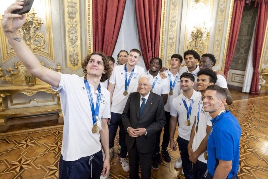 Il selfie di Francesco Ferrari con l'oro europeo al Quirinale con il Presidente della Repubblica Sergio Mattarella
