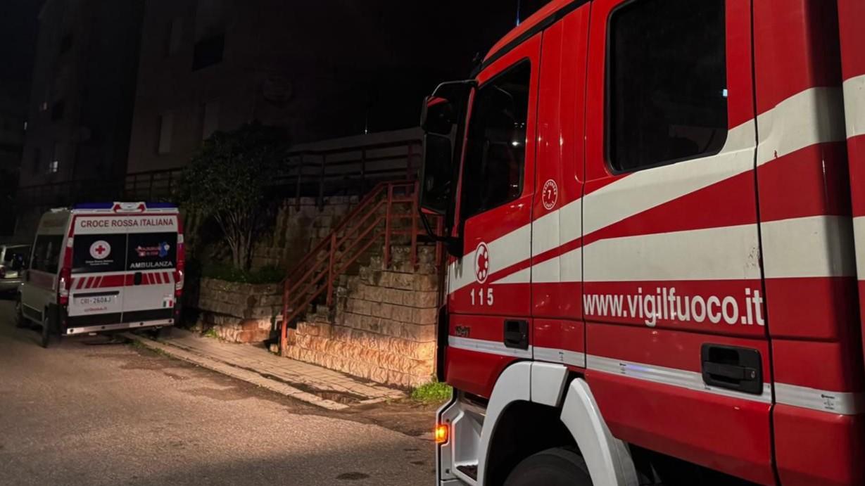 Non lo vedevano da giorni: lo trovano morto in casa