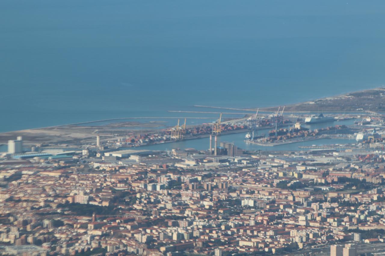 
	Una veduta dall'alto di Livorno e del porto

