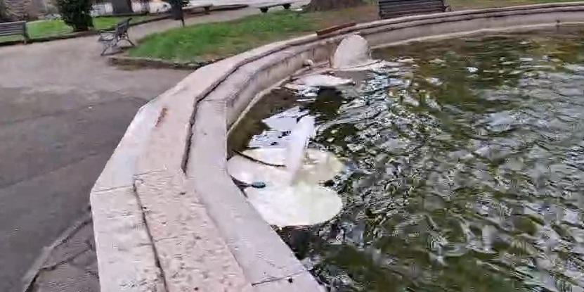 Pescia, vandali ai giardini Matteotti contro le installazioni natalizie