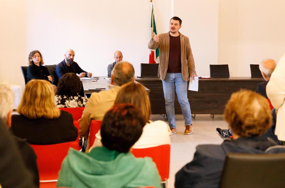 
	Il sindaco Federico Bruschi durante un'assemblea (foto Nucci)


