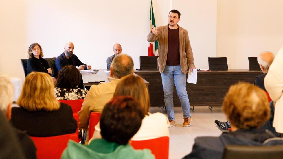 Il sindaco Federico Bruschi durante un'assemblea (foto Nucci)