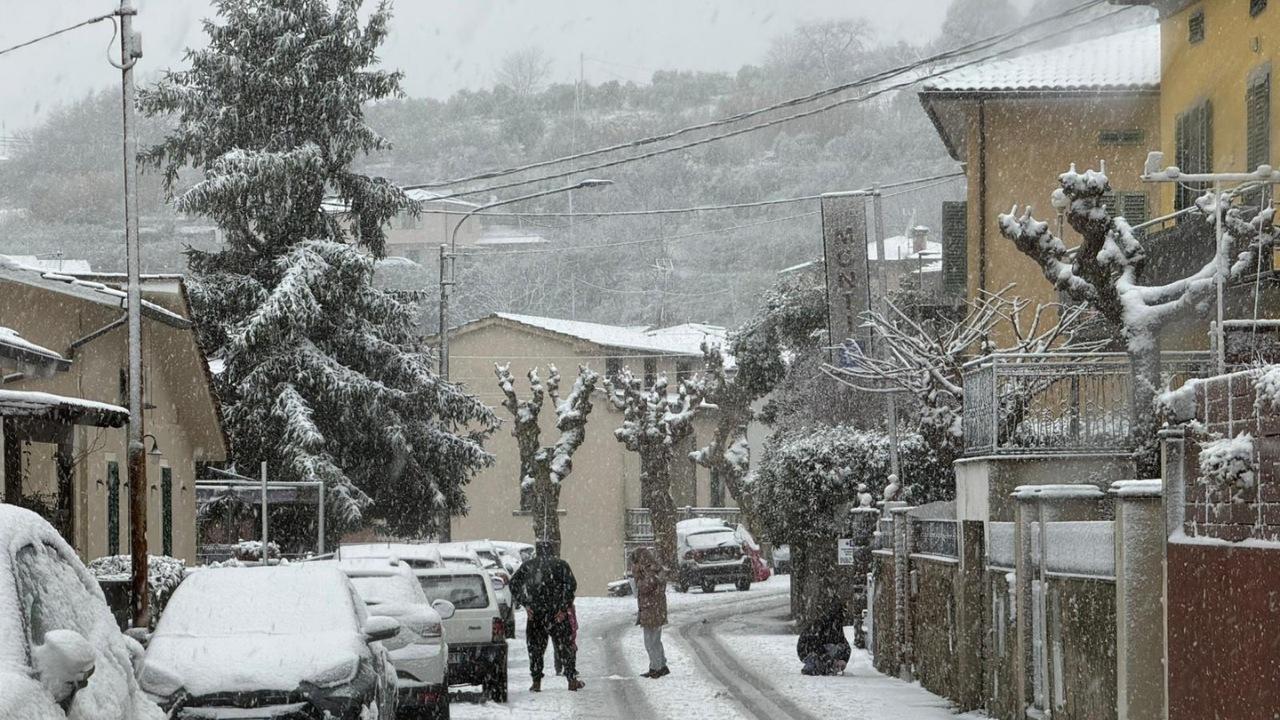 Neve e freddo in Toscana, cambia ancora lo scenario: «Nuovi fenomeni nevosi a bassa quota, isole comprese»