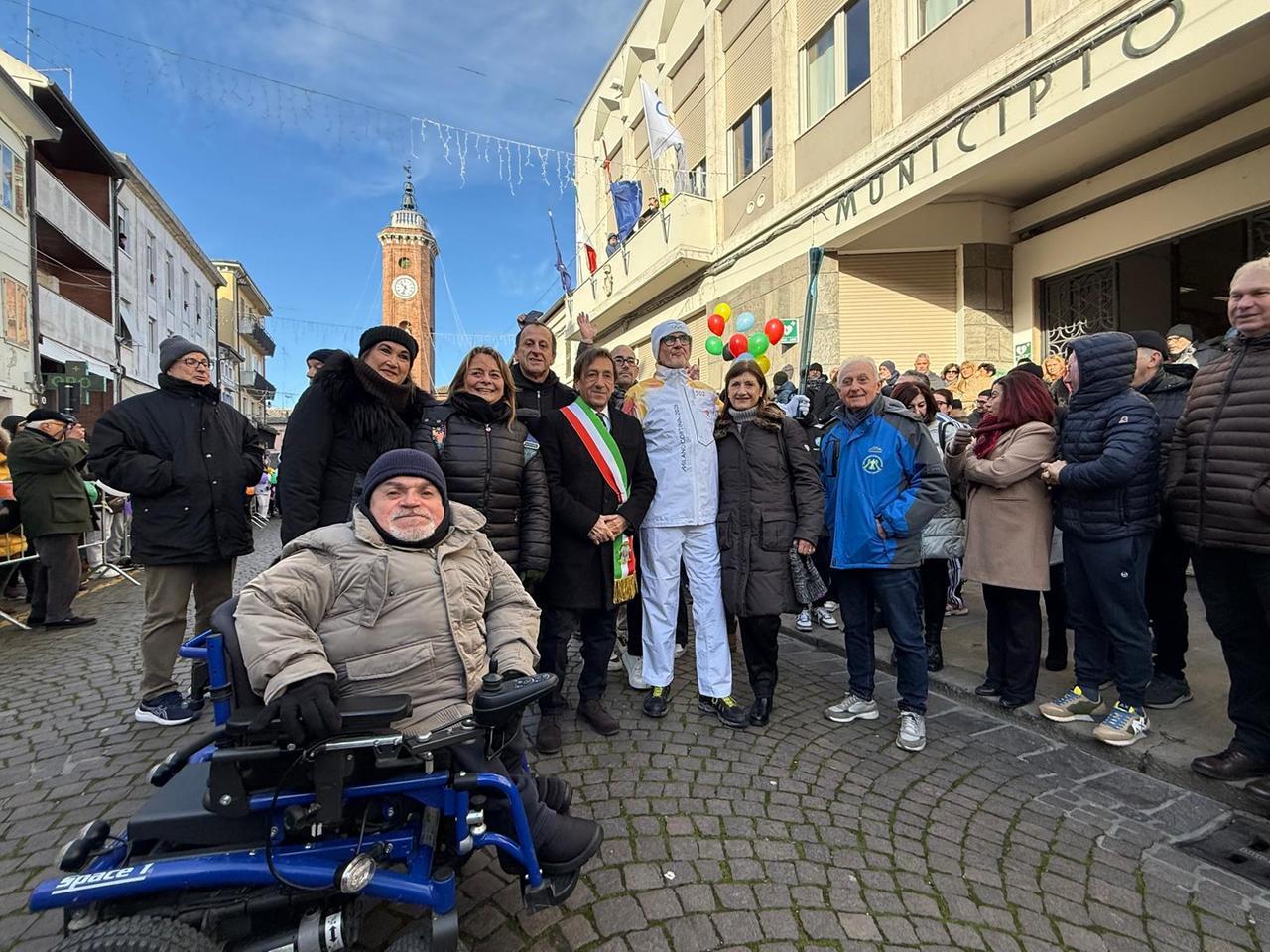 Torcia olimpica a Comacchio, mattinata di festa in centro storico