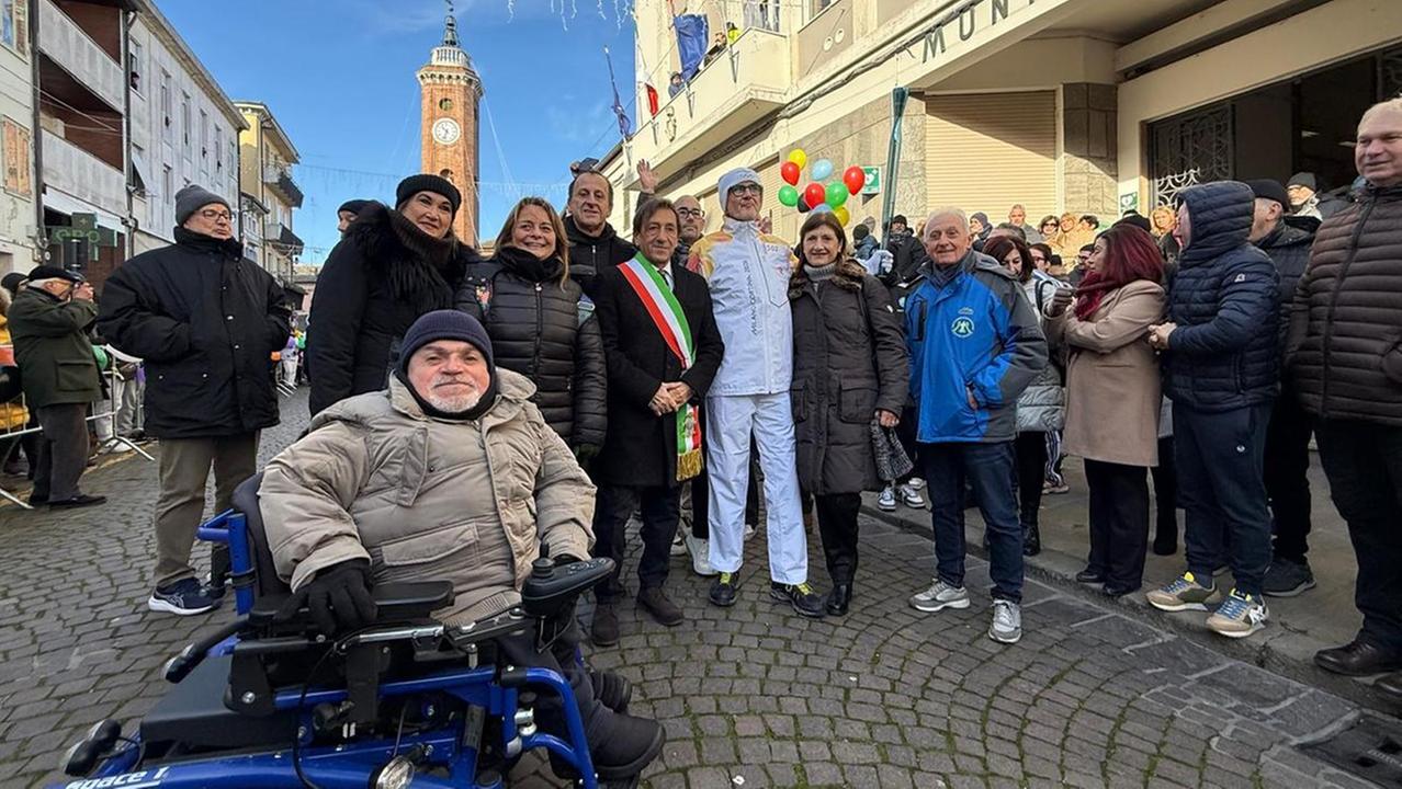 Torcia olimpica a Comacchio, mattinata di festa in centro storico