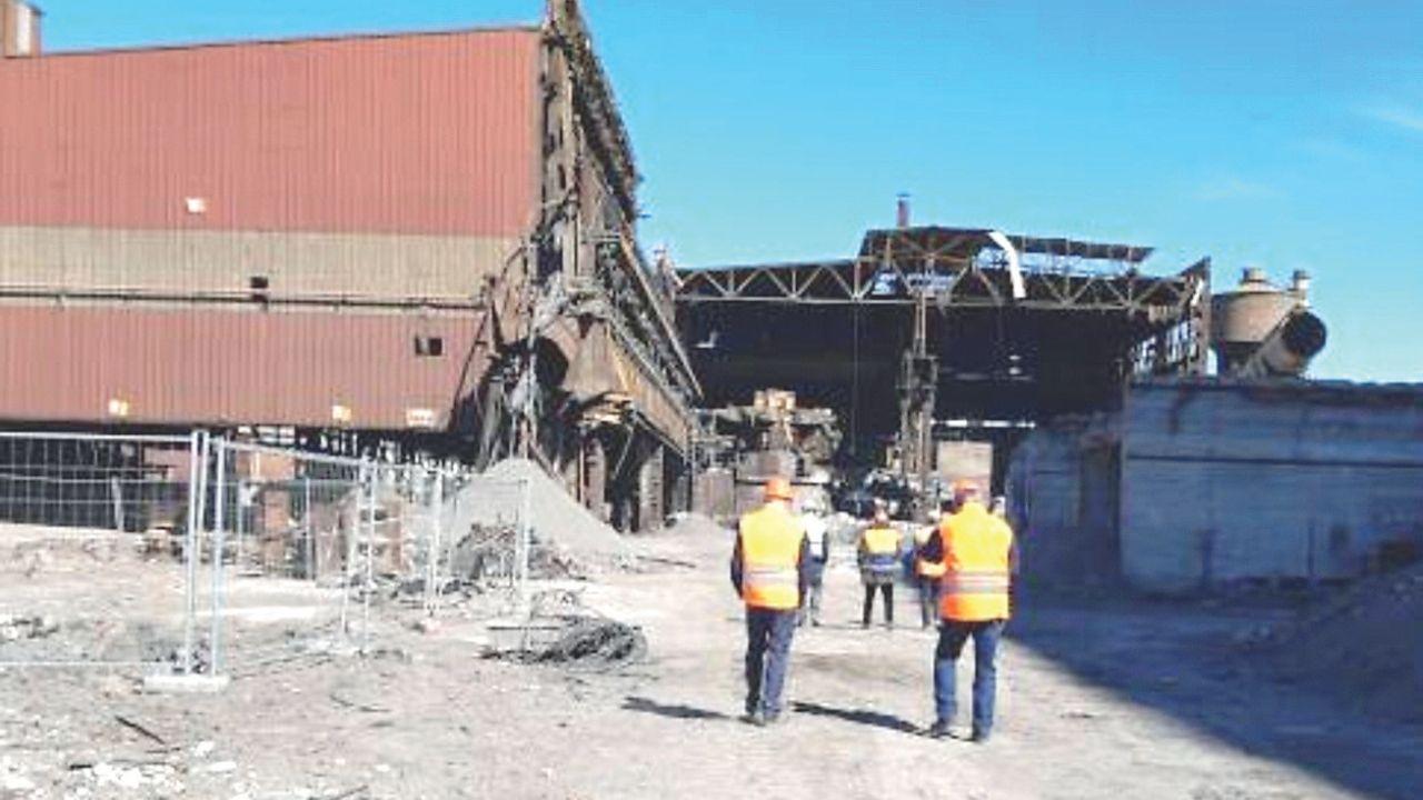 In alto un sopralluogo all’interno dello stabili- mento Jsw Steel Italy e, sopra, l’ingresso della fabbrica