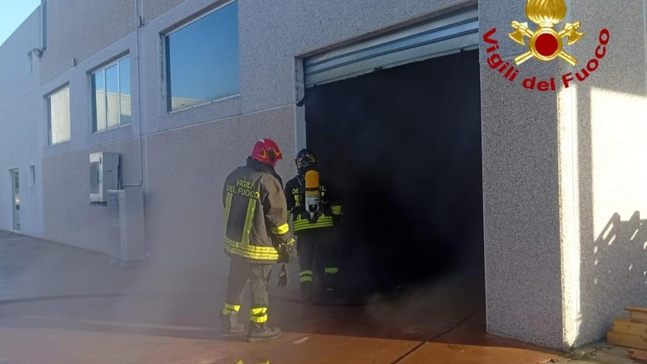 Arzachena, fiamme in un capannone della zona industriale