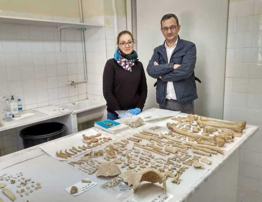 
	Alessia Larini insieme a un ricercatore

