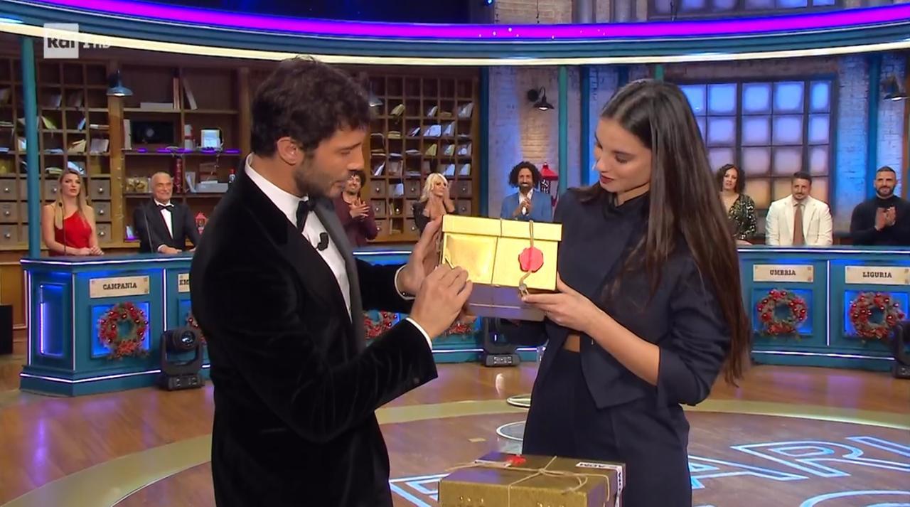 
	De Martino durante la puntata di Affari Tuoi dedicata alla Lotteria

