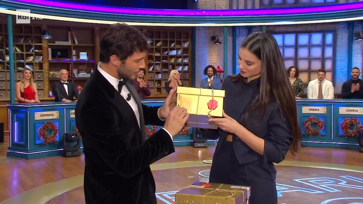 De Martino durante la puntata di Affari Tuoi dedicata alla Lotteria