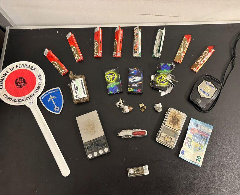 Sorpreso a cedere una dose a Ferrara, in casa aveva due etti di hashish