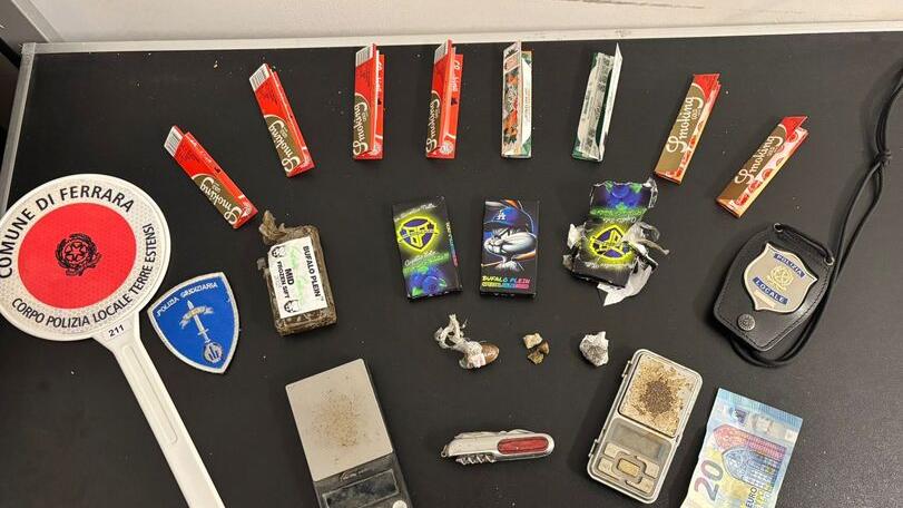 Sorpreso a cedere una dose a Ferrara, in casa aveva due etti di hashish