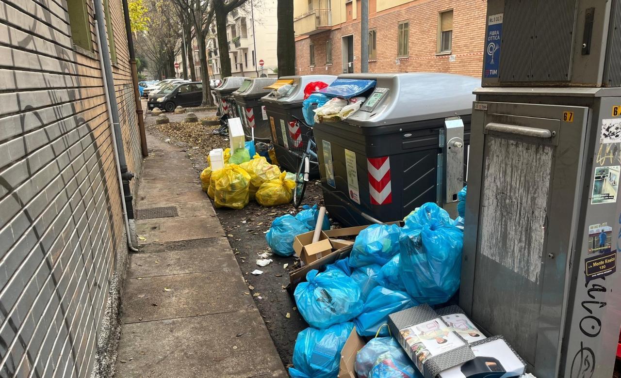 Dal porta a porta al “far west dei rifiuti”: viaggio in zona Musicisti, dove tutto è gettato ovunque