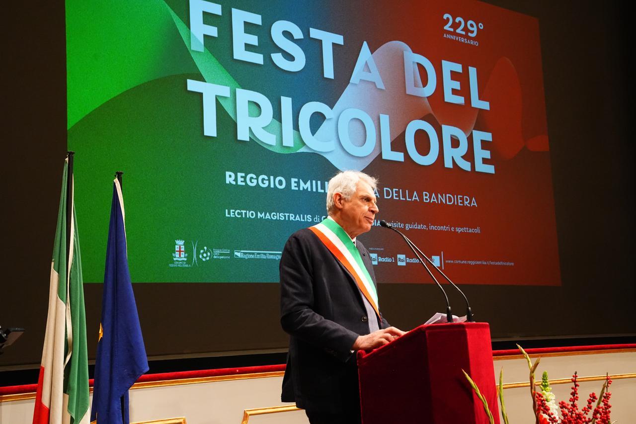 Festa del Tricolore, il discorso del sindaco: «Non celebriamo soltanto un simbolo, ma un’idea di libertà». Parla della Costituzione e cita Meuccio Ruini, Giuseppe Dossetti e Nilde Iotti