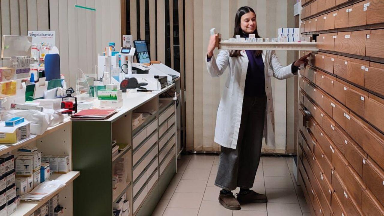 A 32 anni compra la storica farmacia del piccolo borgo in Lunigiana