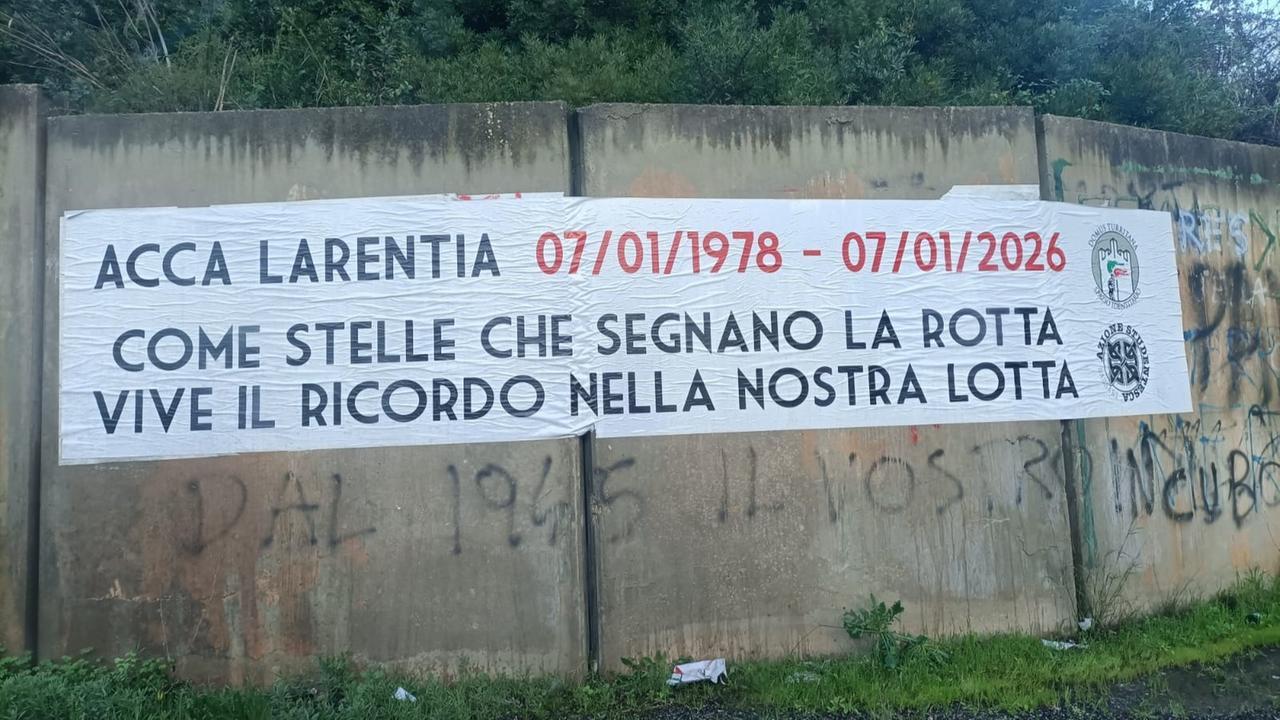 Sassari, lo striscione in ricordo di Acca Larentia e il «presente!» fascista