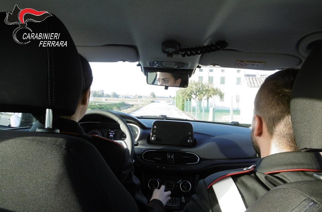 Ladro braccato da tre amici, lui cerca di accoltellarli: arrestato a Bondeno