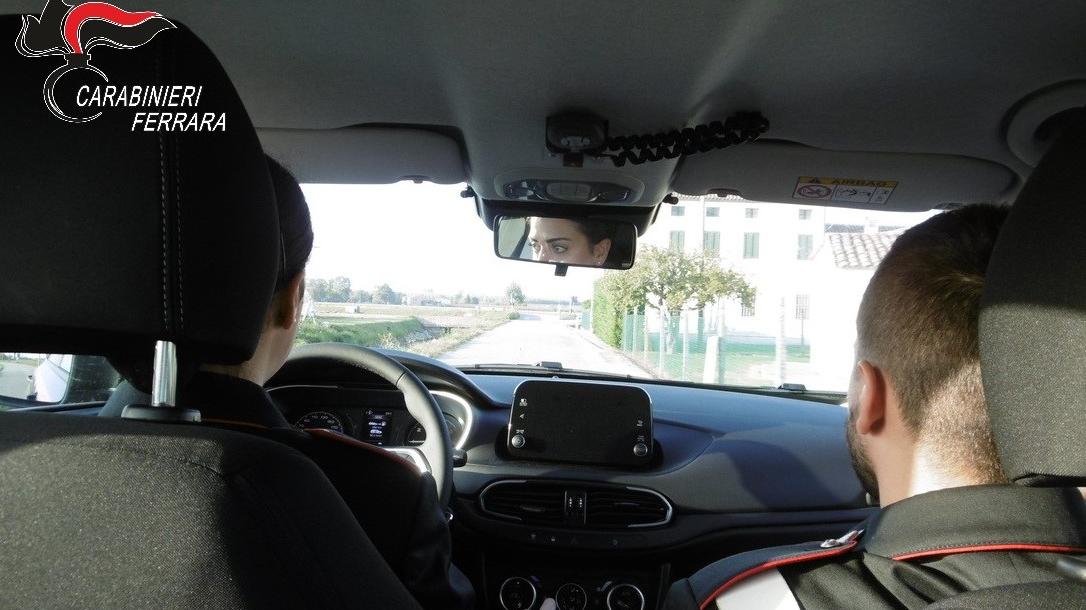 Ladro braccato da tre amici, lui cerca di accoltellarli: arrestato a Bondeno