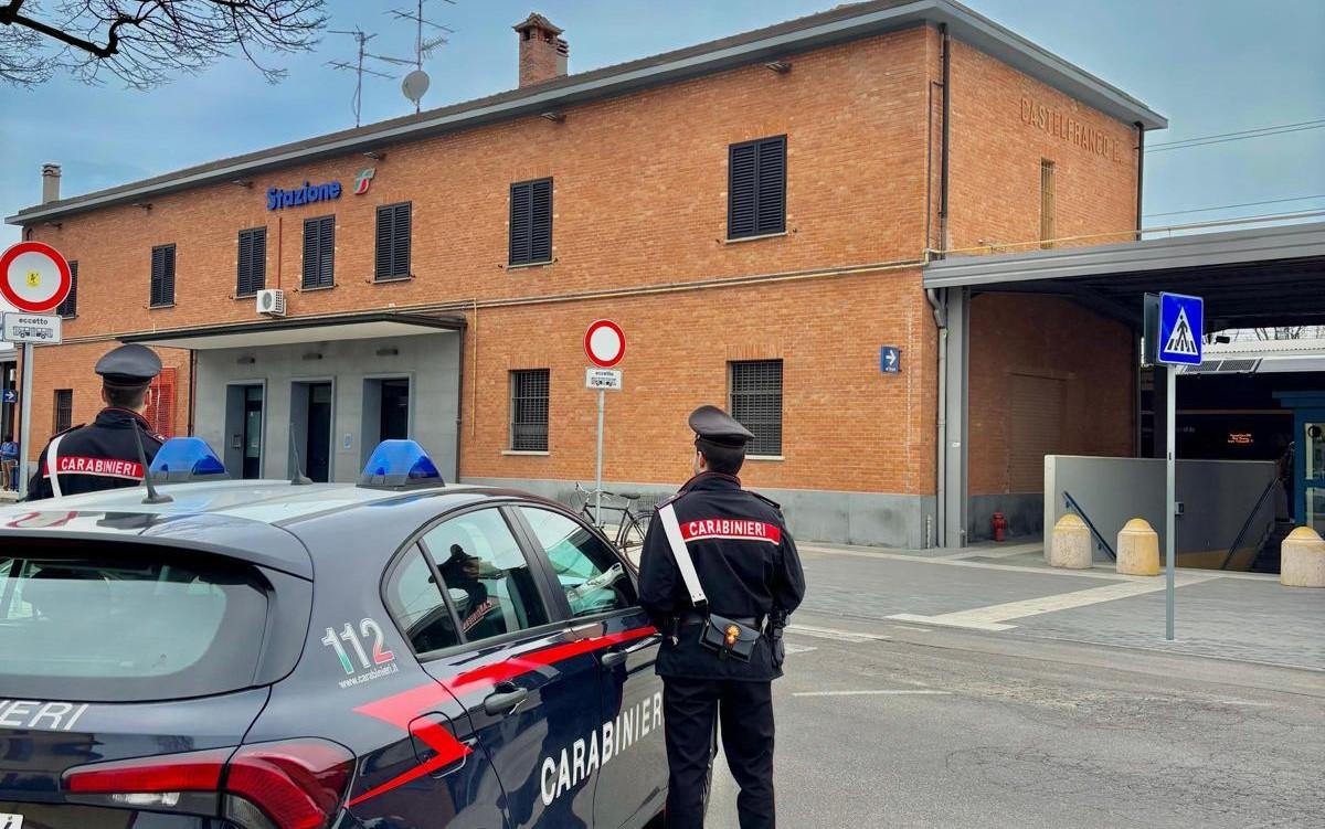 Violenza sessuale su una ragazza disabile: orrore in stazione a Modena e sul treno