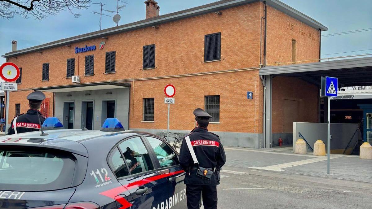 I carabinieri alla stazione di Castelfranco, dove il 39enne è stato arrestato