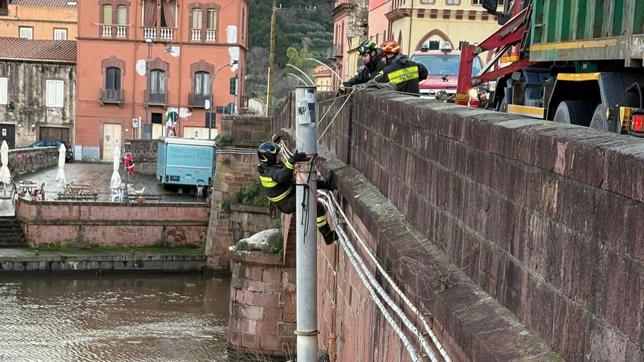 Rimosso dal ponte con un’operazione spettacolare il tubo metallico pericolante
