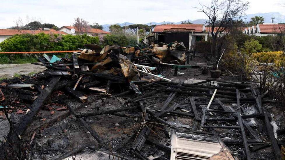Lo stabilimento balneare Marino distrutto dall'incendio