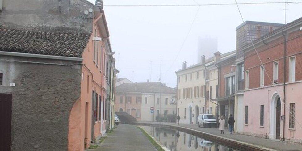 Petardi negli androni di casa a Comacchio, fermato gruppo di minorenni