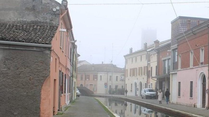 Petardi negli androni di casa a Comacchio, fermato gruppo di minorenni